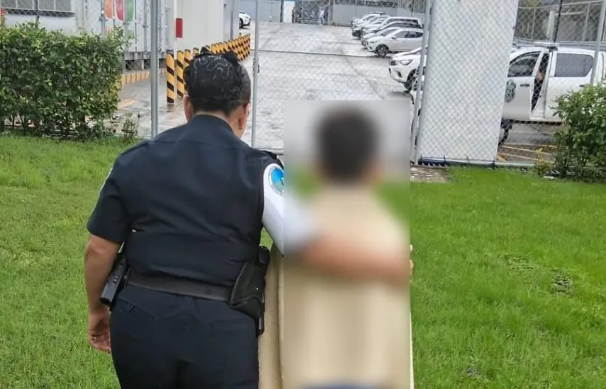 Policía rescata a menor arrastrado por la corriente de una quebrada en San Francisco