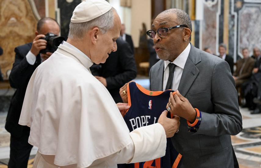 AFP | El cineasta estadounidense Spike Lee le regala una camiseta de los New York Knicks al papa León XIV.