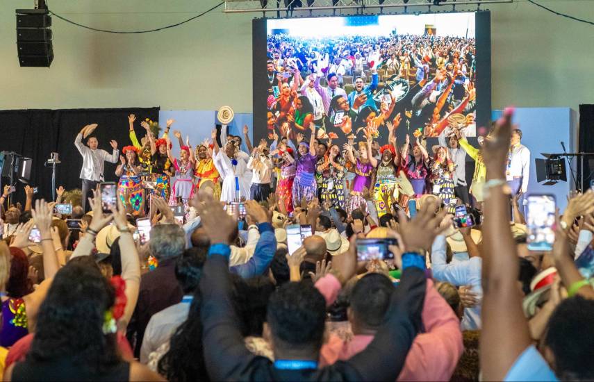 Inicia la Asamblea Internacional de los Testigos de Jehová con 18,000 asistentes