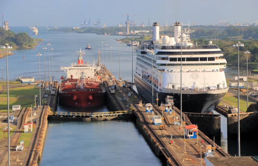 Cortesía | Un barco pasando por las esclusas del Canal.