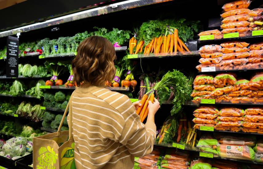 Confianza de consumidores en EEUU sube ligeramente en diciembre