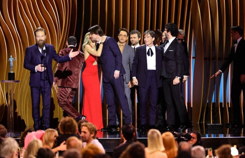 “Oppenheimer” gana el principal premio SAG y los actores celebran éxito de su huelga