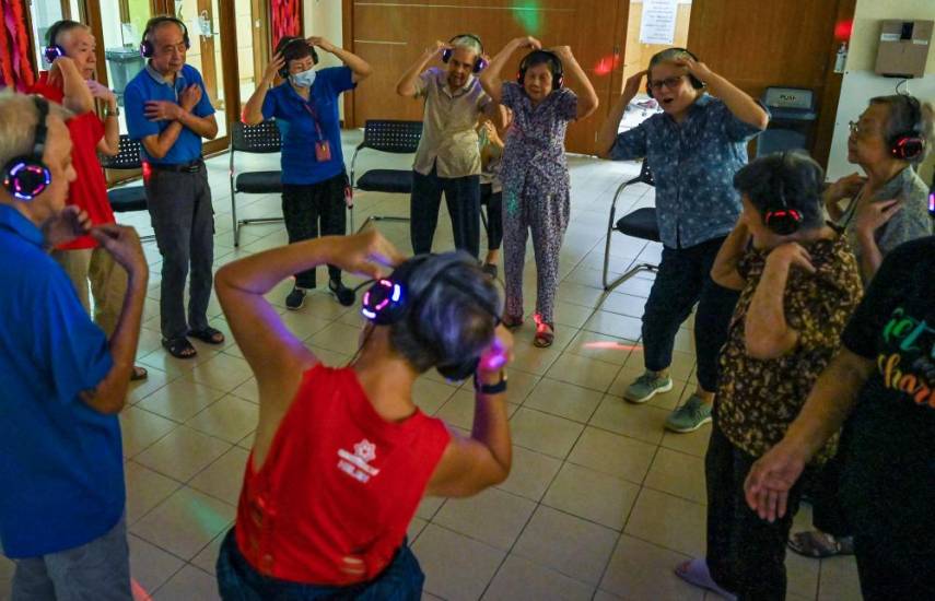 AFP | Pacientes de una residencia de Singapur bailan viejas canciones.