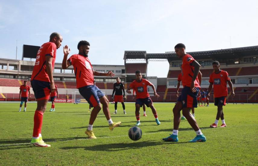 Cortesía FEPAFUT | Seleccionados de fútbol de Panamá, ayer en una sesión de entrenamientos en el Estadio Rommel Fernández.
