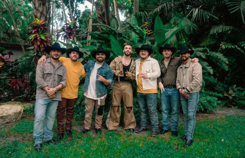 Manuel Turizo y Grupo Frontera cantan “De lunes a lunes”