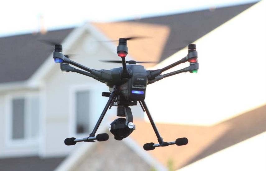 Pexels | Un dron vuelva dentro de una zona residencial.
