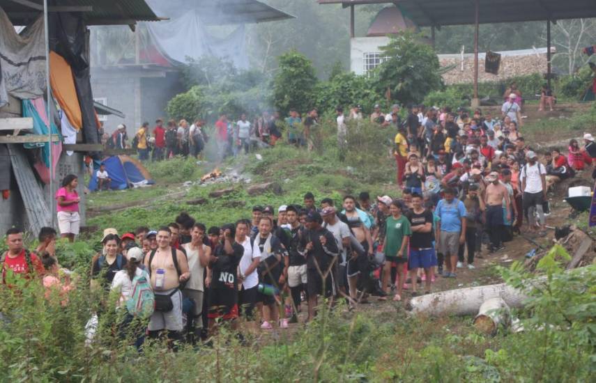 AFP | Un grupo de migrantes en la selva en la provincia de Darién.