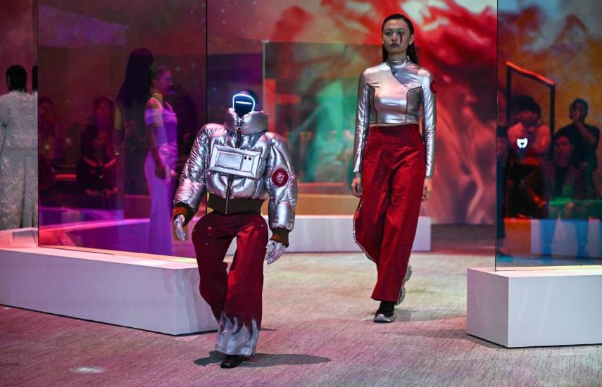 Modelos y robots comparten la pasarela en Seúl