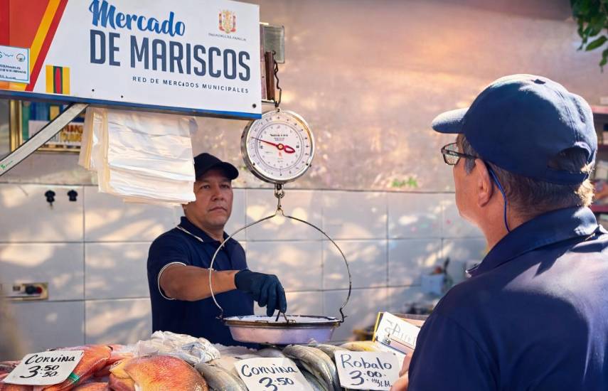 Cortesía | Inspectores de la Acodeco verificando las balanzas.