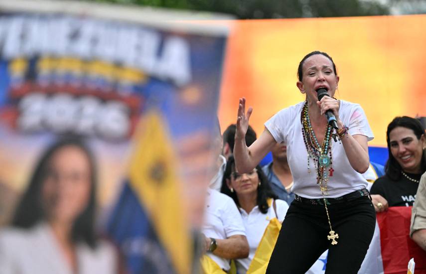 Machado en Panamá: encuentros con opositores y comunidad venezolana y confirma su candidatura a unas próximas elecciones