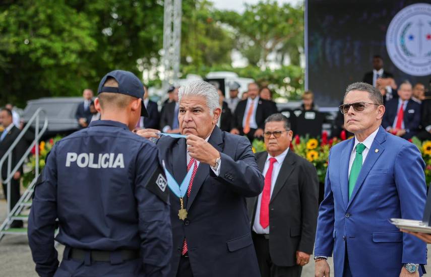 Mulino exige mano firme contra el crimen al juramentar a 1,386 nuevos agentes