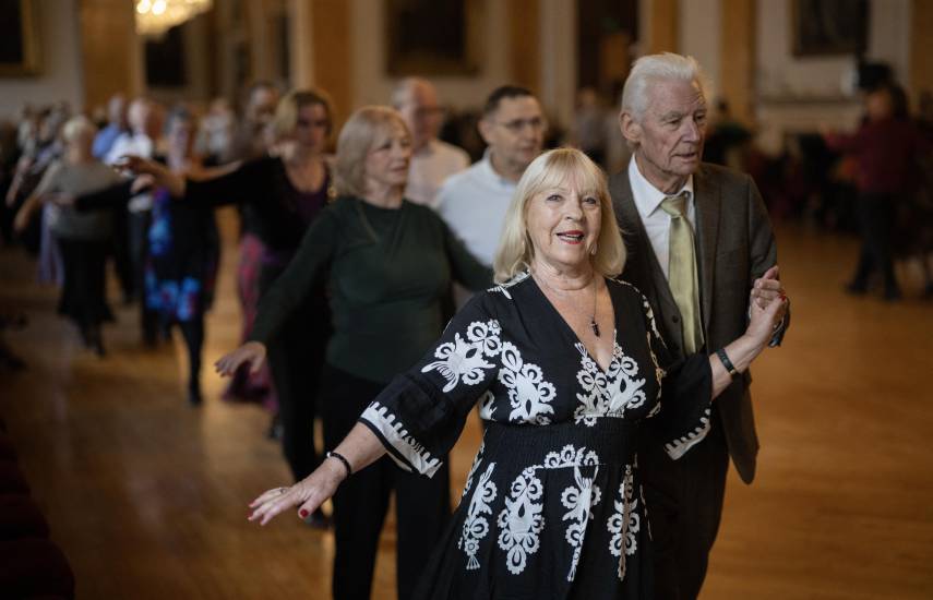 Los bailes de salón, un antídoto contra la soledad para los jubilados de Liverpool