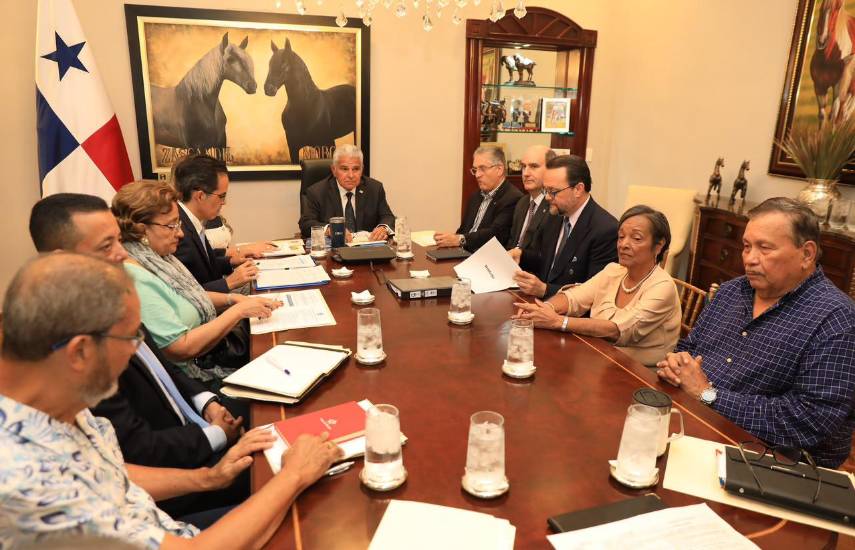 Mulino se reúne con empresarios y jubilados para buscar acuerdos sobre ley que amplía descuentos