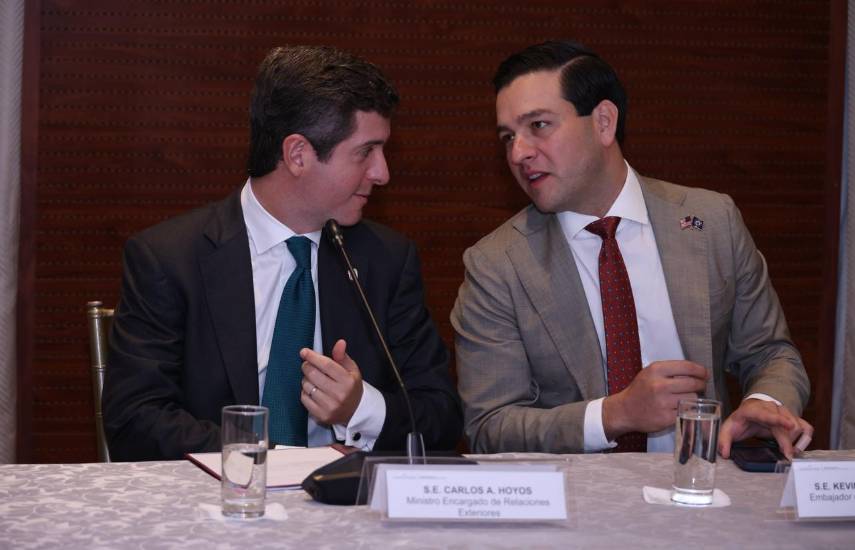ML | El ministro encargado Carlos Hoyos y el embajador Kevin Cabrera.