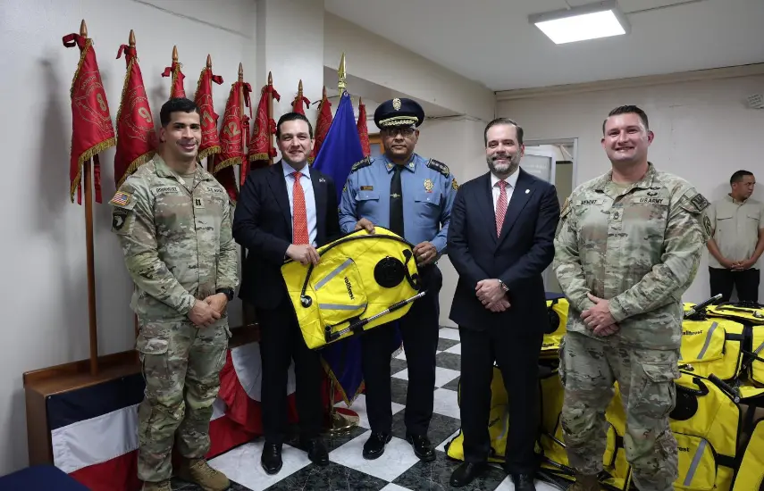 Cortesía | Miembros del SOUTHCOM, embajador y los bomberos.