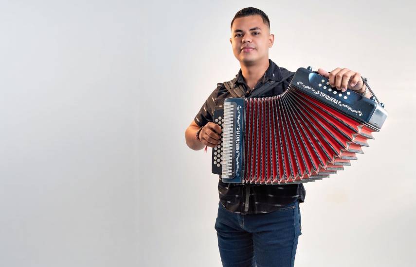 Hector Garcie | Oriundo de Las Cruces de Los Santos, el tipiquero John Frías apuesta por seguir creando música original que destaque dentro del genero típico en el país.