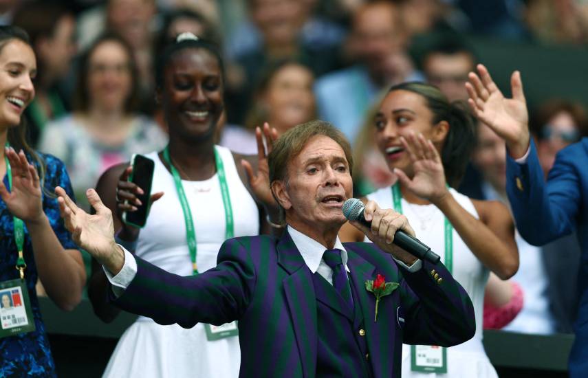 El cantante británico Cliff Richard actúa durante la Ceremonia del Centenario de la Cancha Central.