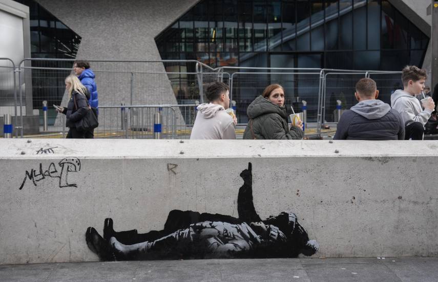 El artista callejero Banksy revela nueva obra mural en Londres