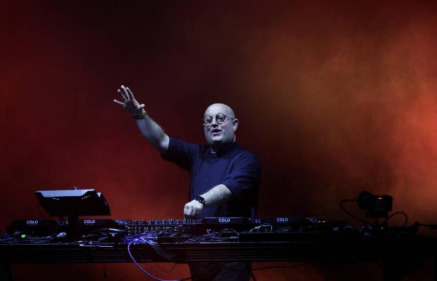 El cura DJ homenajea al papa Francisco en masiva “rave” en Buenos Aires