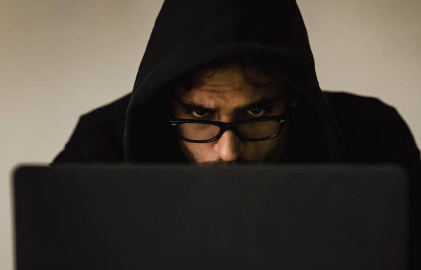PEXELS | Un hacker utilizando una computadora.