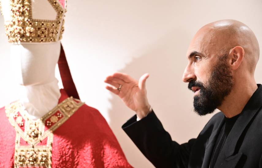 El “modisto de lo sagrado” que ha vestido a tres papas