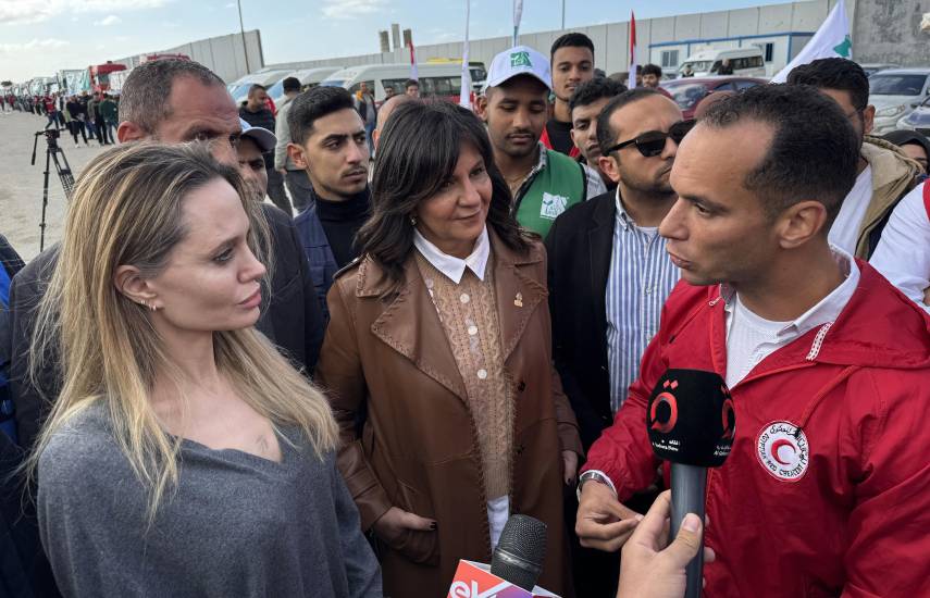 Angelina Jolie visita el paso de Rafah para expresar su apoyo a la población de Gaza