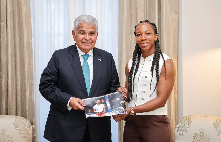 Mulino recibe en el Palacio de Las Garzas a la peleadora panameña Joselyne Edwards “La Pantera”