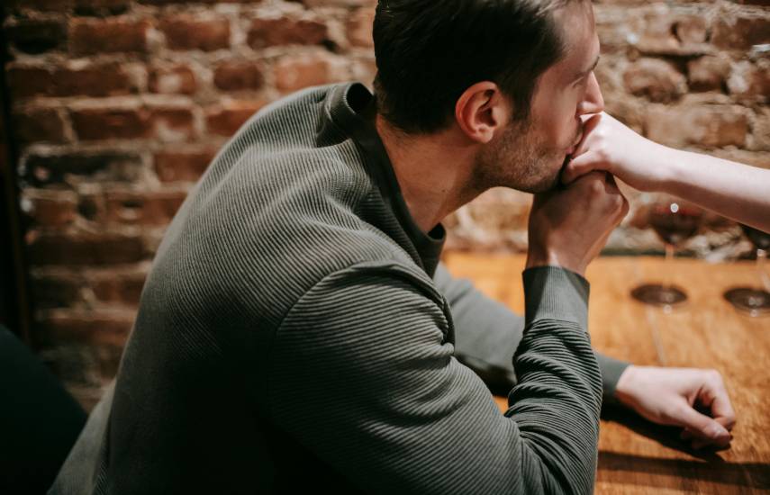 La justicia española determina que un beso en la mano puede ser una agresión sexual si no hay consentimiento