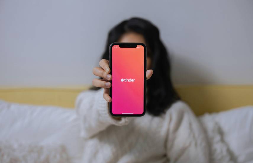 Pexels | Una persona muestra su smartphone con una app de citas.