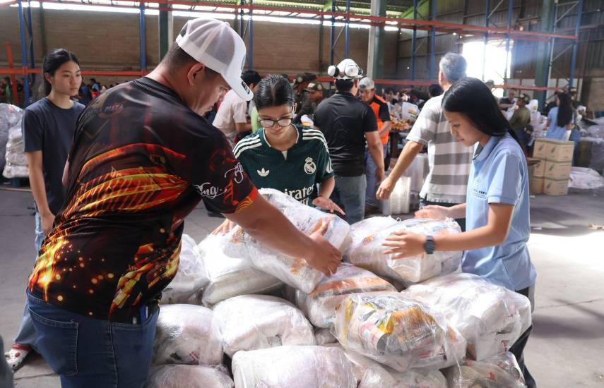 Colchones, alimento, carreteras: la ayuda estatal llega tras sismo
