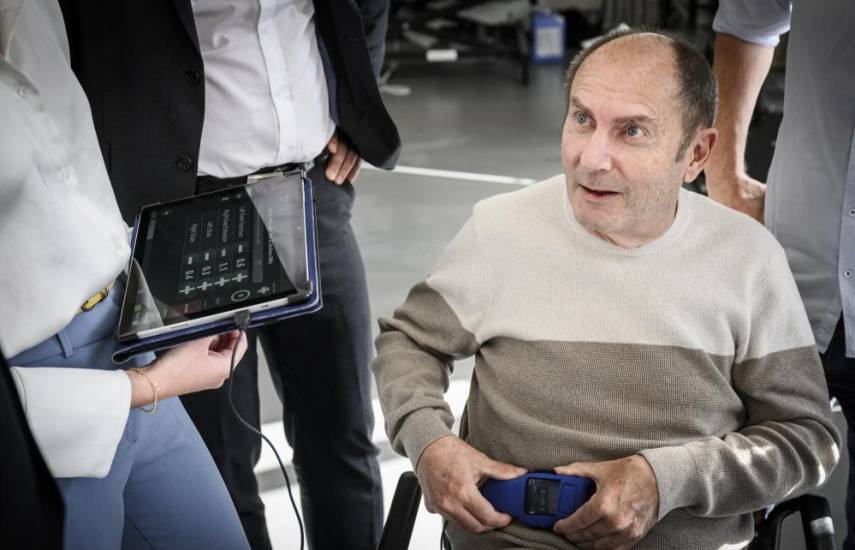 AFP | El paciente francés Marc, que padece la enfermedad de Parkinson, equipado con una nueva neuroprótesis.