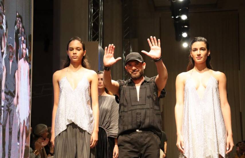 C.Vidal-Endara | El diseñador John Bejarano rodeado por modelos en el cierre de su pasarela, “Cosmópolis”, durante el Panamá Fashion Week (PFW) de 2023.