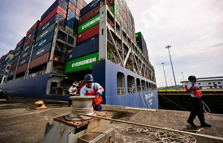 Canal de Panamá inicia reducción de tránsito de buques afectado por El Niño