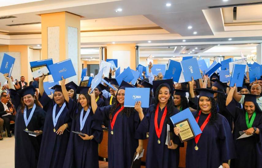 Mujeres representan el 80% de los nuevos graduados de la UDELAS en Colón