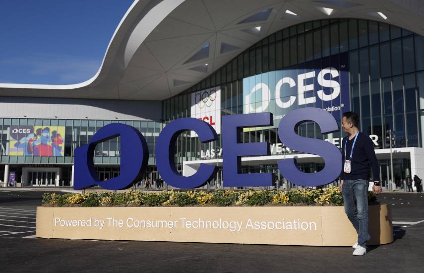 Un siglo después de su creación, la televisión innova para competir con los celulares