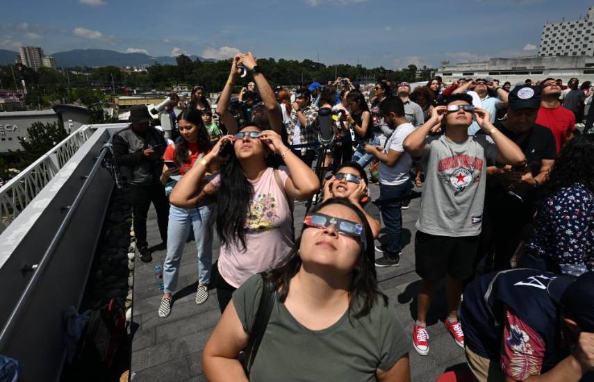 Eclipse muestra su “anillo de fuego” en el cielo del continente americano