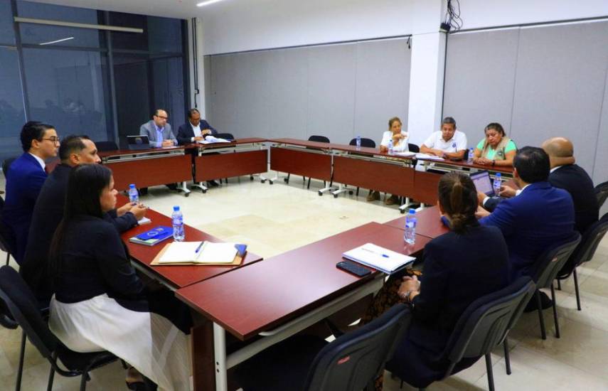 Pacientes de hemodiálisis se reúnen con director de Contrataciones Públicas