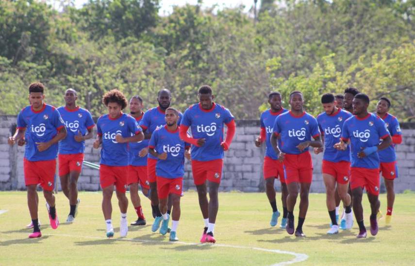 Cortesía | Seleccionados de fútbol de Panamá en un entrenamiento en la cancha natural del Estadio Virgilio Tejeira Andrión, en Penonomé, Coclé.