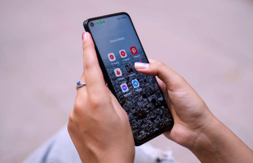 Las redes sociales impulsadas por inteligencia artificial pueden manipular sutilmente la opinión pública a gran escala