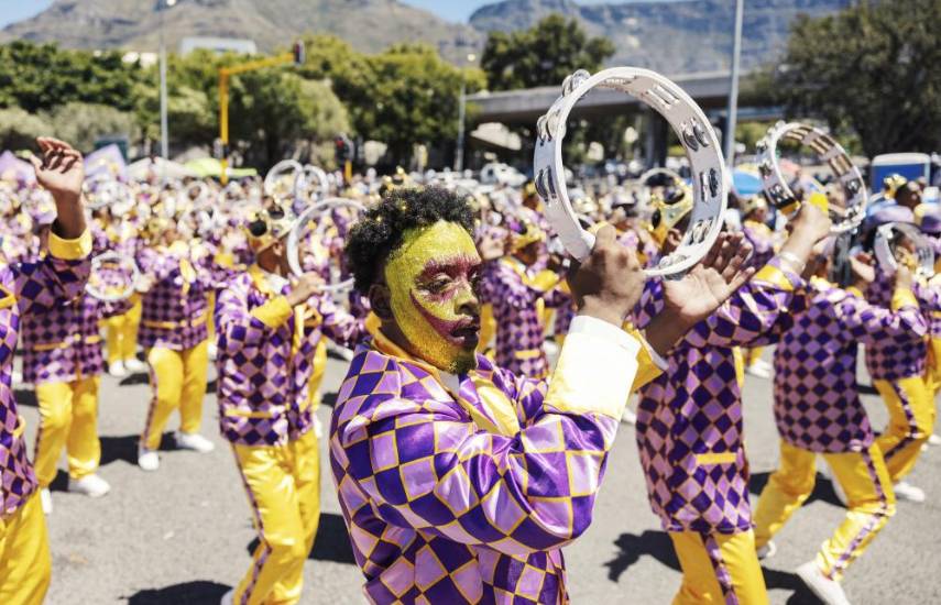 Celebran tradicional carnaval anual en Ciudad del Cabo en Sudáfrica