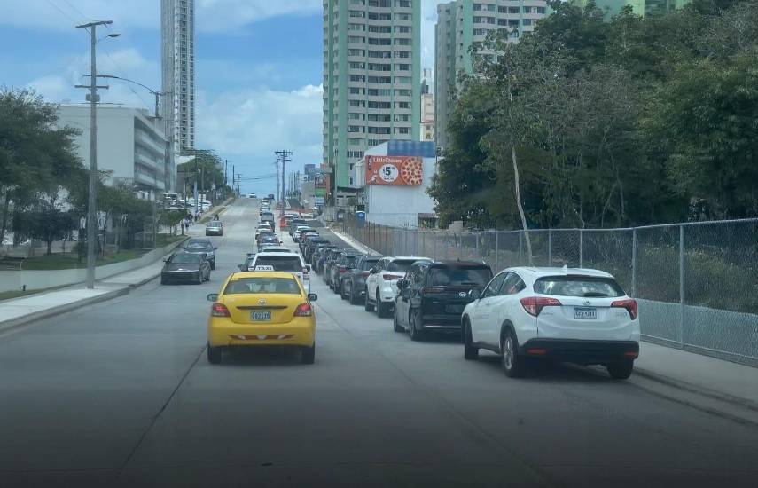 ATTT advierte sanciones por autos mal estacionados tras denuncias ciudadanas