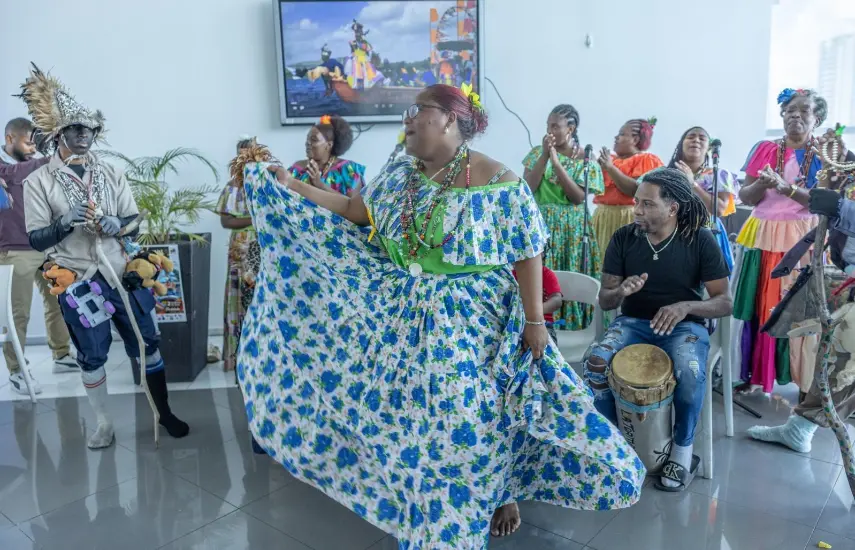 Pollera Congo innova con desfile acuático