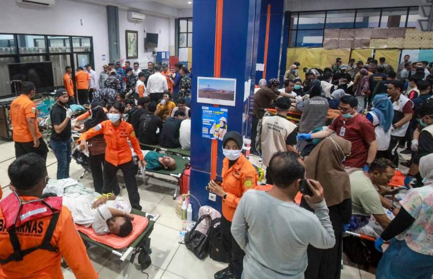 Seis muertos y más de 100 desaparecidos tras volcar un ferri en Indonesia