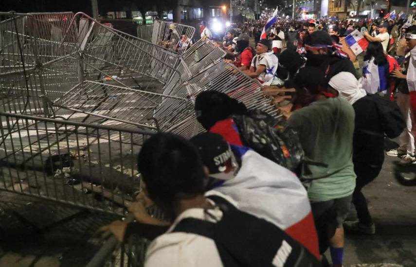 DANNY GONZALEZ / AFP | Manifestantes en la barrera ubicada frente a la Asamblea Nacional.