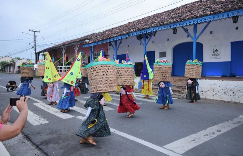 Máscaras, alfombras y danzas protagonizan el Corpus Christi