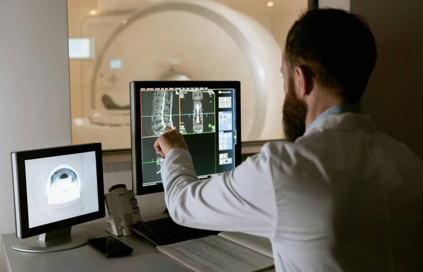 La carencia de radiólogos es por falta de recursos