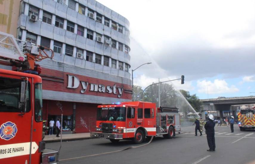 Bomberos controlan incendio en el edificio Dynasty, no hay heridos
