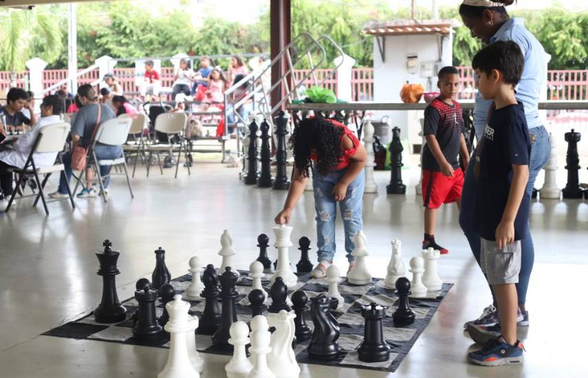 Niños disfrutan de la “Tarde de Ajedrez” en el Parque Omar