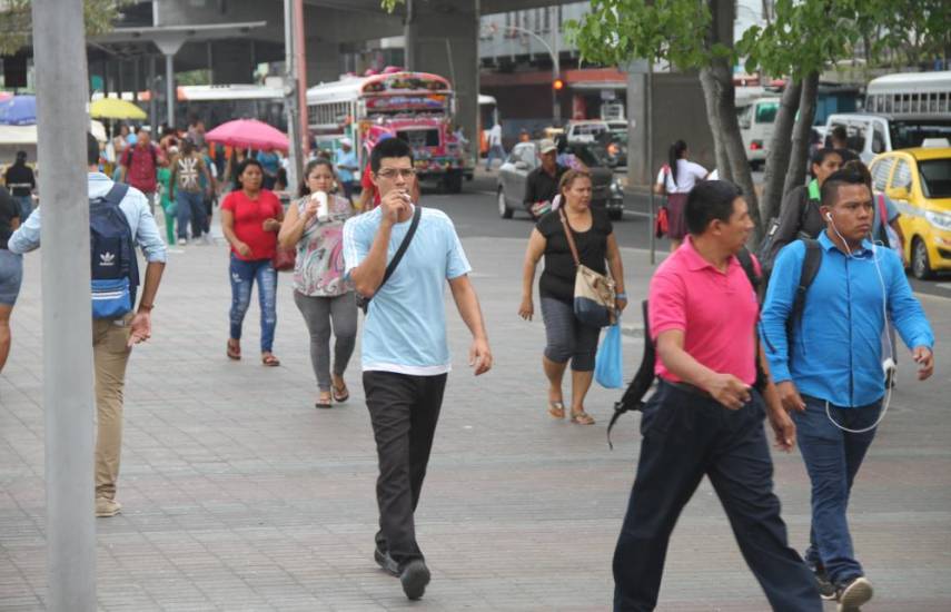 ML | Personas caminan por la acera cerca de la Plaza 5 de Mayo, en la ciudad de Panamá.