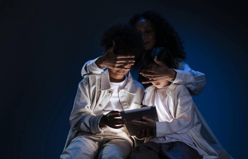 PEXELS | Niños con pantallas.